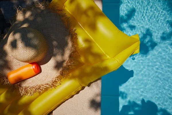 Cappello e bottiglia di crema solare — Foto Stock