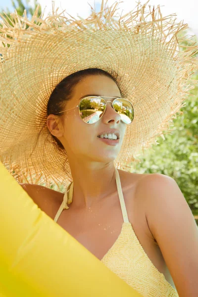 Menina flutuando no colchão de praia — Fotografia de Stock