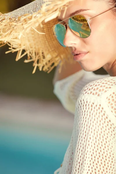 Frau entspannt sich im Pool — Stockfoto