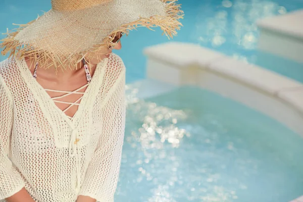 Frau entspannt sich im Pool — Stockfoto