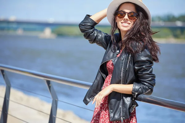 Meisje ligt in de buurt van de rivier in de stad — Stockfoto