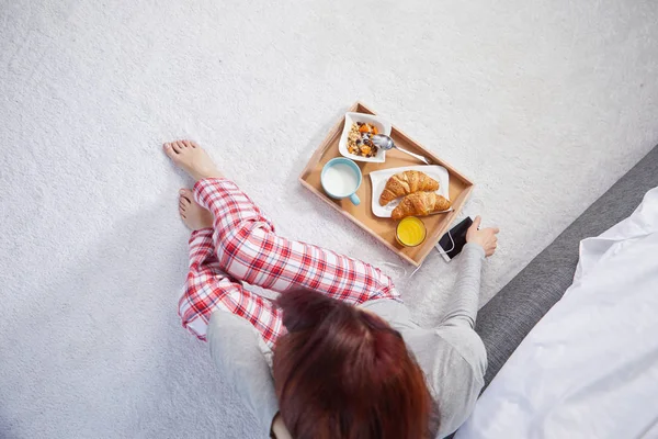 Portrait of woman eating breakfast — Stock Photo, Image