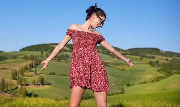 Zobacz dziewczynki w czerwonej sukience w Toskanii hills, Włochy — Zdjęcie stockowe
