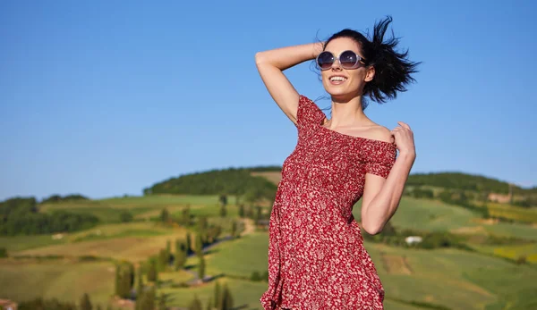 Weergave van een meisje in de rode jurk in Tuscany heuvels, Italië — Stockfoto