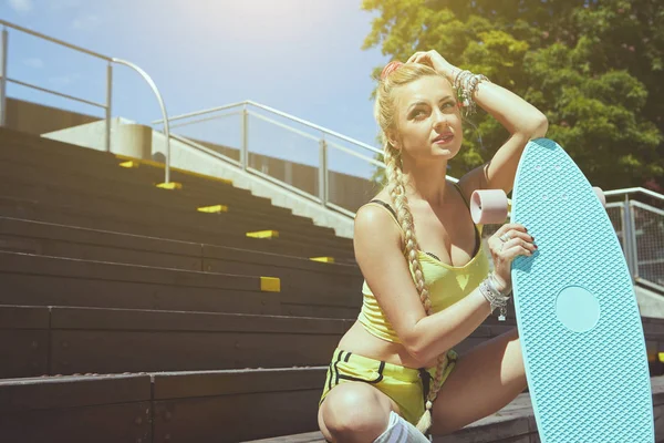 Onun longboard s şehirde güzel genç sarışın kadınla — Stok fotoğraf
