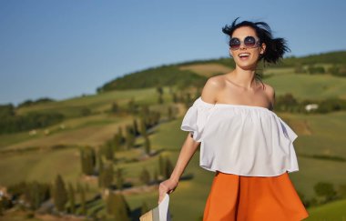 Kız yolda yürüyor 