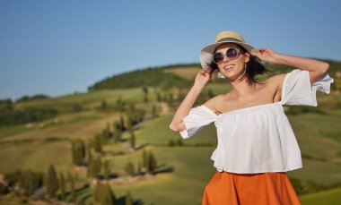 Kız yolda yürüyor 