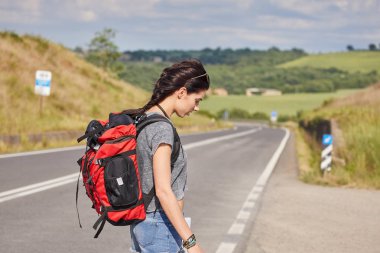 Sırt çantası ile harita tutan kadın