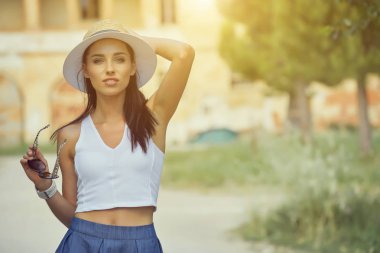 Kadın alanları arasında yol boyunca yürüyor 