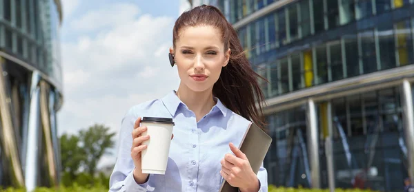 Mujer de negocios con una taza de café desechable — Foto de Stock