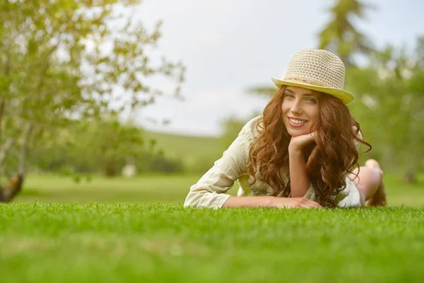 Jolie fille souriante — Photo