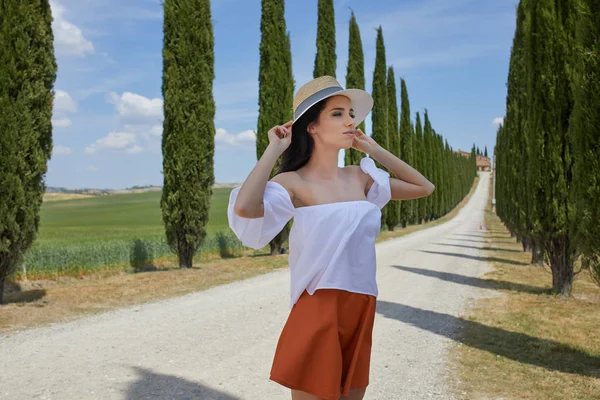 Meisje in Toscane. Italiaanse vakantie — Stockfoto