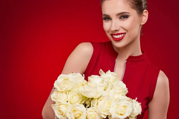 Retrato de uma bela jovem mulher sorridente — Fotografia de Stock