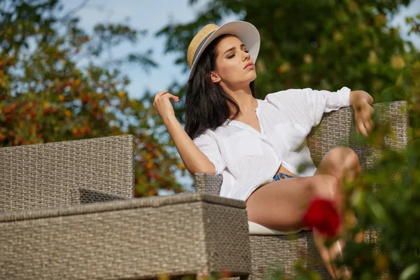 Frau rastet im Sommer aus — Stockfoto