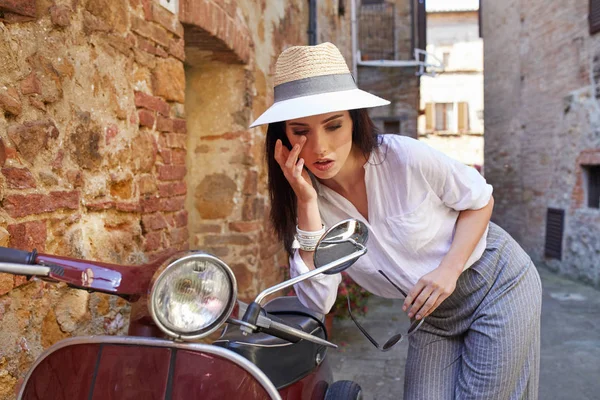 Bella ragazza in un cappello — Foto Stock