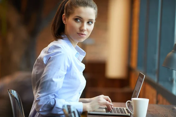 Mulher de negócios inteligente estar totalmente no trabalho — Fotografia de Stock