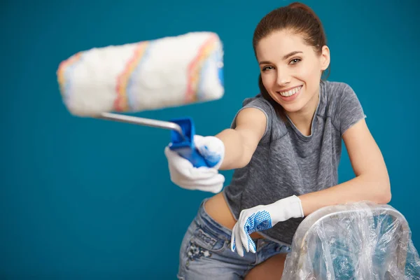 Happy girl going to do home repairs. — Stock Photo, Image