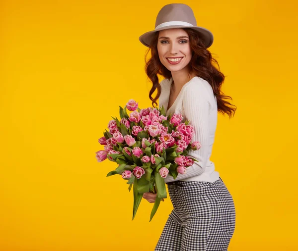 美しい少女の花チューリップ — ストック写真