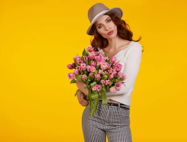 Schönes Mädchen mit Blumen Tulpen — Stockfoto