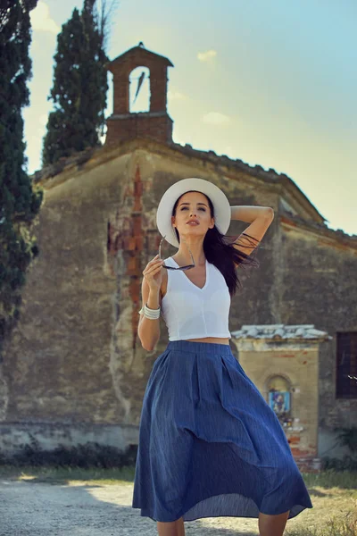 Girl in tuscany. Italian holiday — Stock Photo, Image