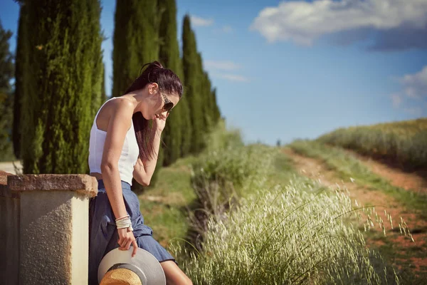 La mujer camina por el camino entre los campos —  Fotos de Stock