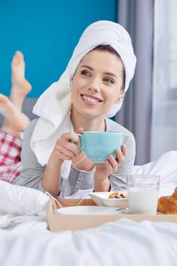 Kafasındaki bir havluyla banyo sonra kız. 