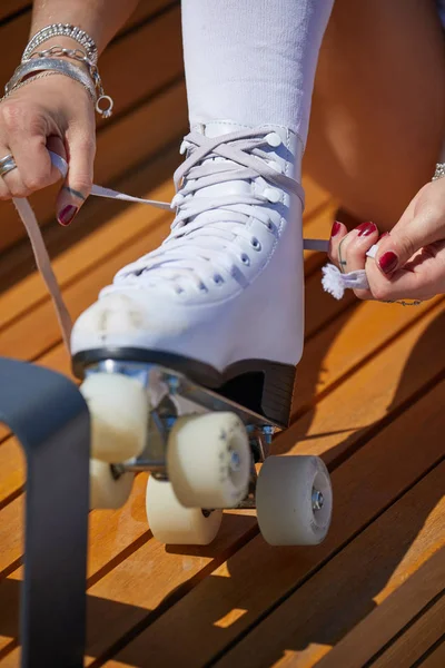 The girl assumes roller skates — Stock Photo, Image