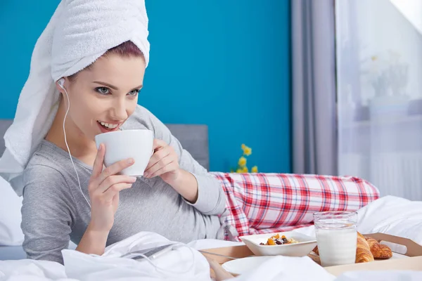 Mädchen nach dem Bad mit einem Handtuch auf dem Kopf. — Stockfoto