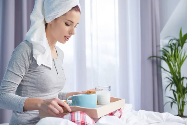 Mädchen nach dem Bad mit einem Handtuch auf dem Kopf. — Stockfoto