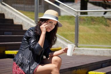 hipster kadın kahve içme 