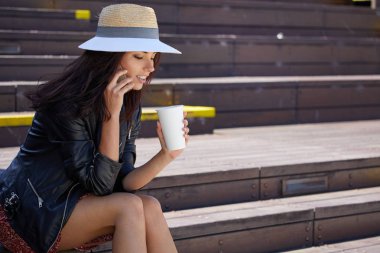 hipster kadın kahve içme 