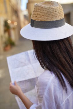 Turist kadın bir harita  