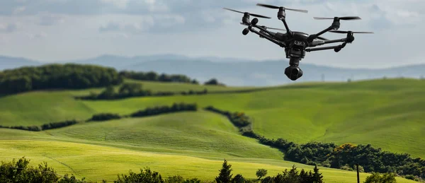 Un dron volador con cámara — Foto de Stock