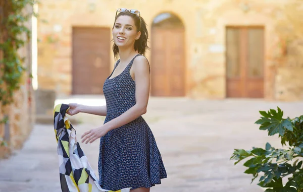 Mulher bonita em vestido de verão — Fotografia de Stock