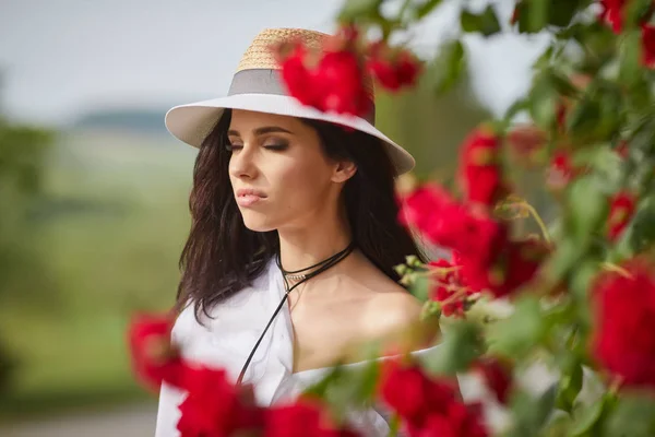 Belle femme sur la terrasse — Photo