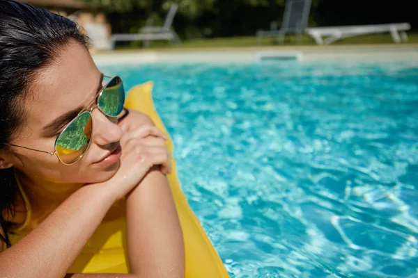 Güneş zevk. Tatil kavramı. — Stok fotoğraf