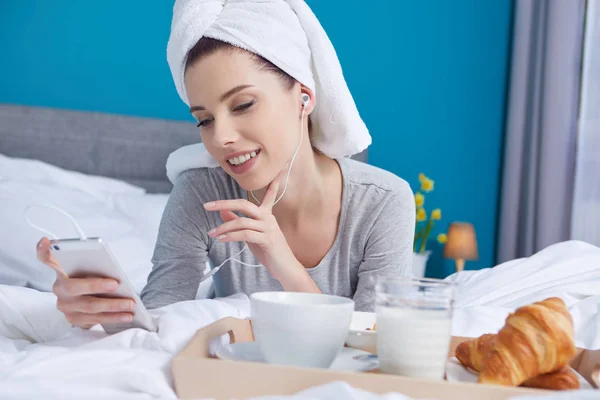 Mädchen im Bett mit einem Handtuch auf dem Kopf — Stockfoto