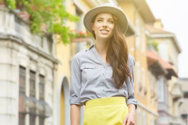 Yakın çekim moda kadın portresi genç oldukça trendy kız 