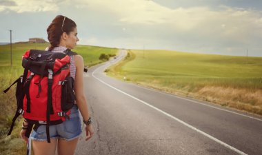  sırt çantası ile harita tutarak kız 