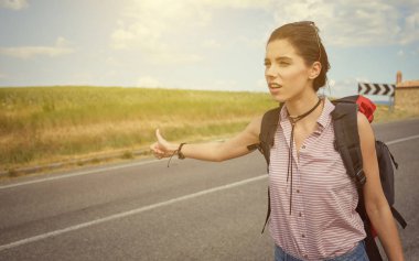  sırt çantası ile harita tutarak kız 