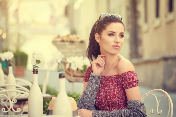 Giovane donna che fa colazione italiana — Foto Stock