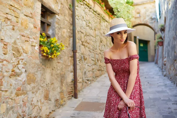 お洒落な服を着た女性 — ストック写真