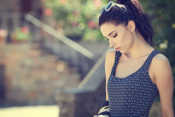 Mujer vestida a la moda — Foto de Stock