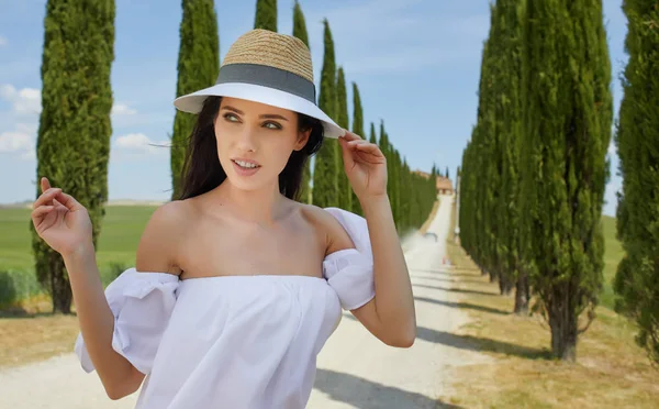 Ragazza sta camminando lungo la strada tra i campi — Foto Stock