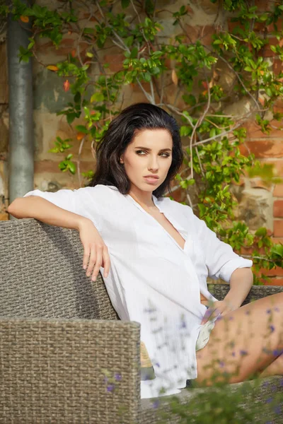 Hermosa mujer en la terraza —  Fotos de Stock