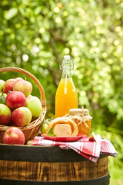 Cesta de manzanas sobre huerto de fondo — Foto de Stock