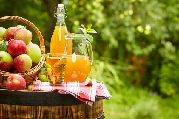 Korg med äpplen på bakgrunden orchard — Stockfoto