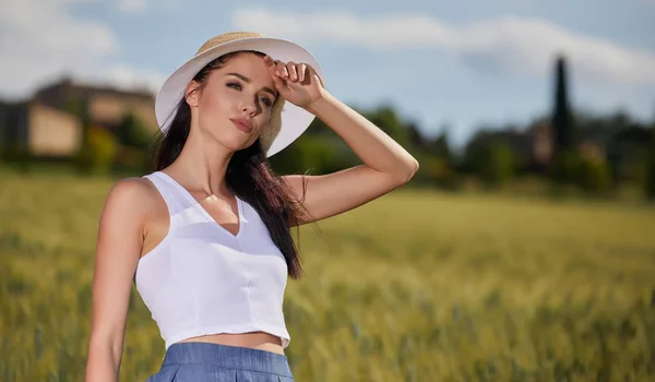 Mädchen läuft auf der Straße zwischen den Feldern — Stockfoto