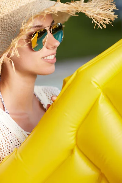 Chica delgada con colchón inflable — Foto de Stock