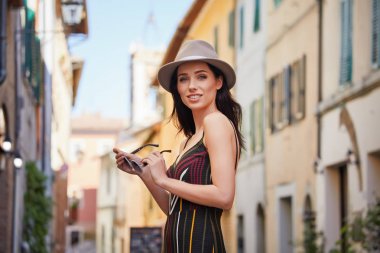 Genç çekici neşeli kadın 